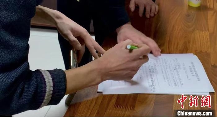 圖為現場下達詢問通知書。　李婷婷 攝