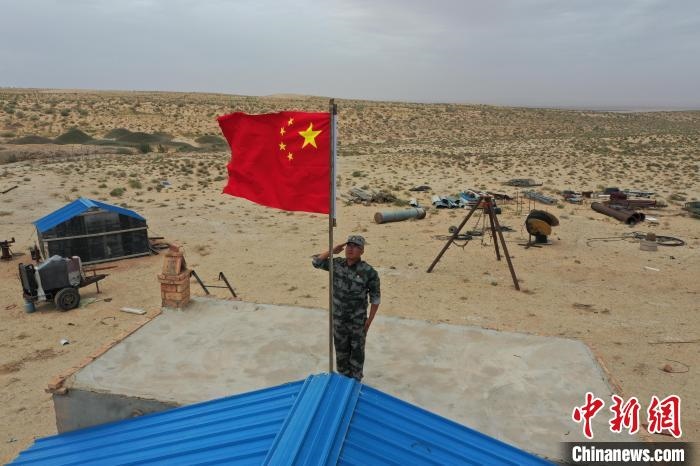 圖為每天升旗是謝寶民的必修課?！∈茉L(fǎng)者供圖