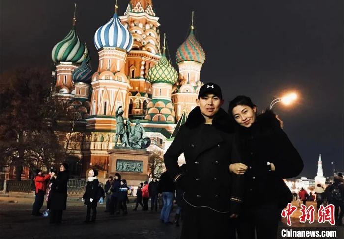 圖為敖木希勒夫婦留學(xué)合影。　敖木希勒供圖