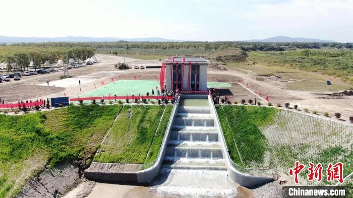 圖為生態(tài)補(bǔ)水現(xiàn)場(chǎng)?！》缎Э?攝