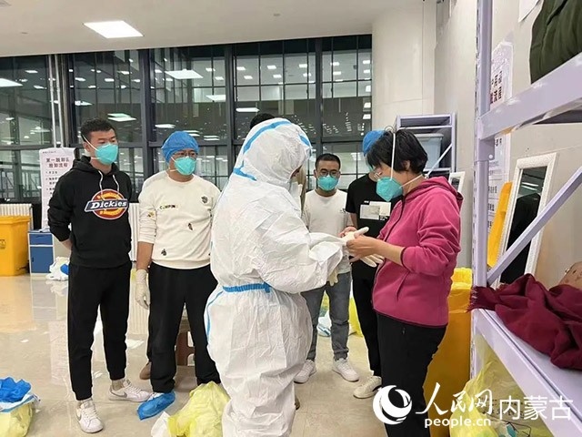 醫(yī)護(hù)人員正在方艙醫(yī)院工作。呼和浩特市第一醫(yī)院供圖