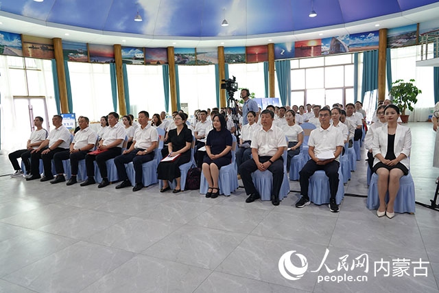 與會(huì)人員共同觀看科右中旗牛產(chǎn)業(yè)高質(zhì)量發(fā)展專題片。苑曉睿攝