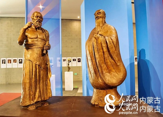 吳為山作品《神遇——孔子與蘇格拉底的對話》。實習(xí)生 楊光攝