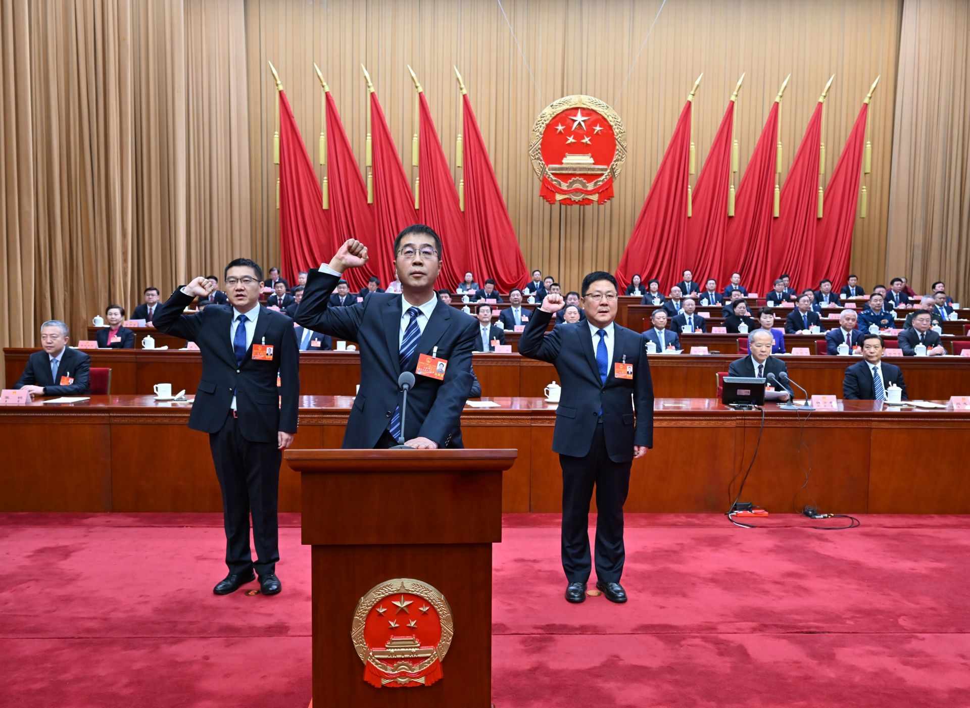 吃苦耐勞闖新路 一往無(wú)前進(jìn)中游——自治區(qū)十四屆人大二次會(huì)議剪影