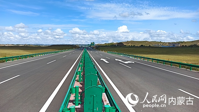 G1611經棚至烏蘭布統(tǒng)高速公路項目。人民網(wǎng)記者 趙夢月攝