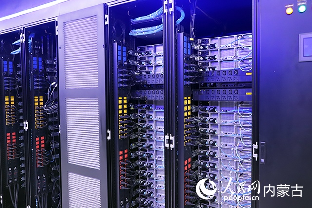 內蒙古高性能計算公共服務平臺機房。人民網(wǎng)記者 苗陽攝