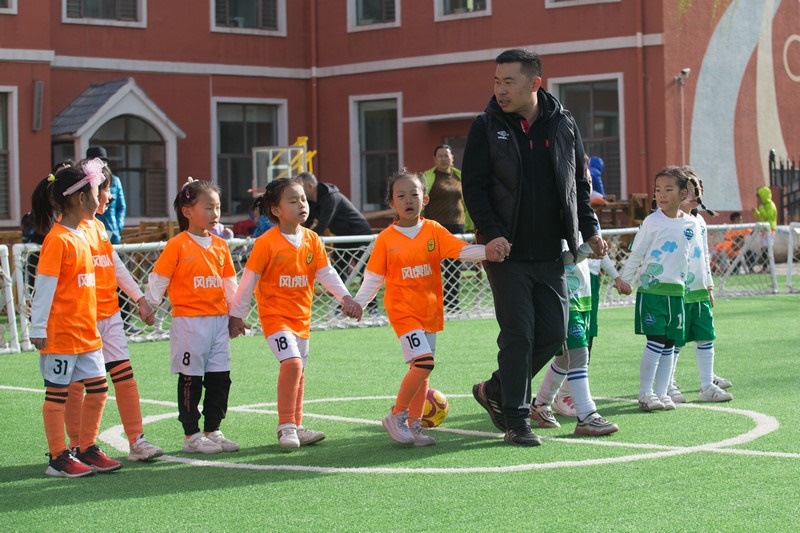 8.趣味比賽結(jié)束后，足球教師武穆帶領(lǐng)孩子們到場邊謝場.jpg