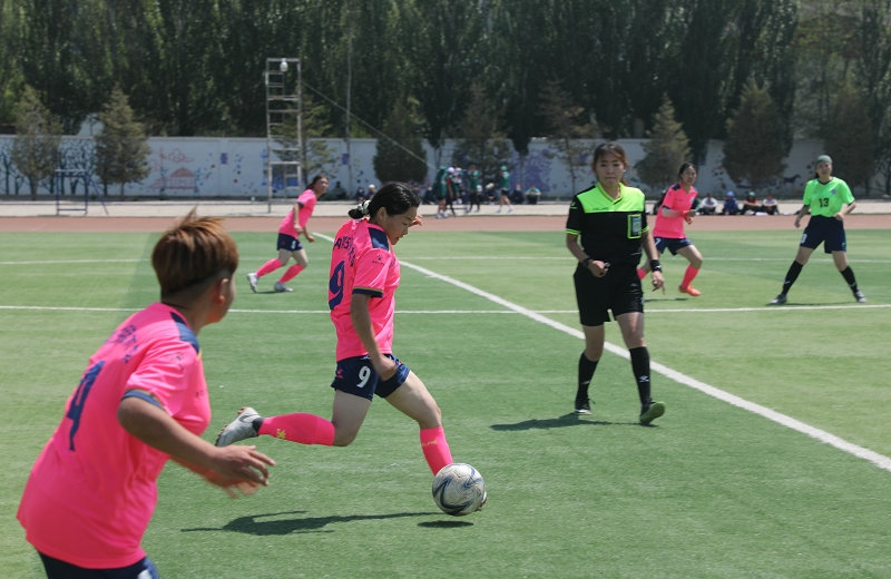 3.大學(xué)生足球聯(lián)賽本科組比賽現(xiàn)場(chǎng)，內(nèi)蒙古民族大學(xué)（粉色）對(duì)陣呼和浩特民族學(xué)院.JPG