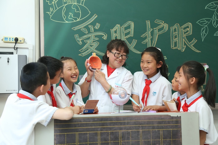 1622821377378206.jpg 5.眼科醫(yī)生為學(xué)生現(xiàn)場講解.JPG