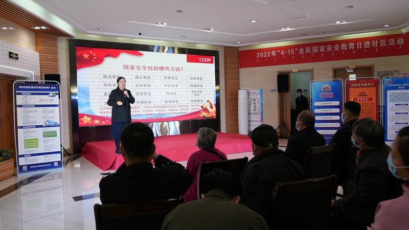 線下聯(lián)合各國家安全委員單位同步開展“國家安全進(jìn)社區(qū)”活動，現(xiàn)場通過以國家安全知識問答為主線，穿插烏蘭牧騎演出、國家安全宣講、發(fā)放國家安全法律法規(guī)讀本等形式，圍繞什么是國家安全、國家安全包含哪些內(nèi)容、如何維護(hù)國家安全等方面，為社區(qū)老百姓開展宣傳宣講，同時作為現(xiàn)場“進(jìn)社區(qū)”活動與線上直播活動連線，把現(xiàn)場熱烈氣氛帶到網(wǎng)絡(luò)，與大家共同分享。 (4)_副本.jpg
