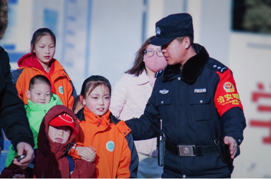 站好“護學崗”，守護“成長路”——南地公安持續(xù)開展護學行動494.png
