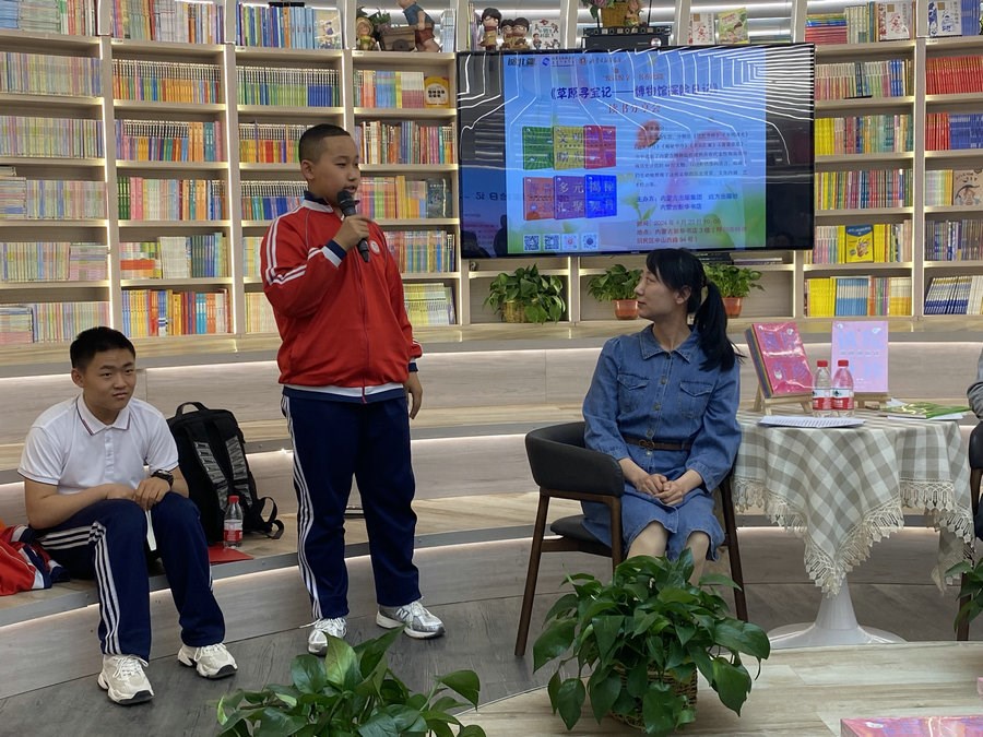 1715768160416633.jpg 4——與學生互動..jpg