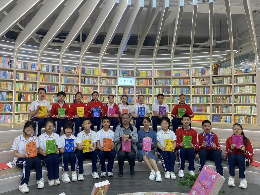 1715768168410351.jpg 5——與青少年學生合影.jpg