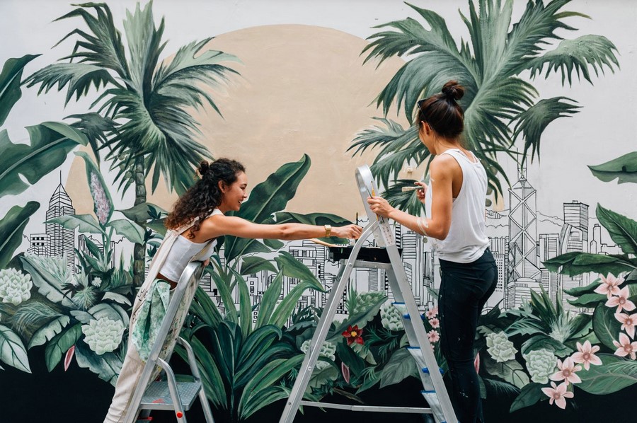 05. 藝術(shù)家梅慧欣、連佩汶與她們創(chuàng)作的壁畫作品.jpg