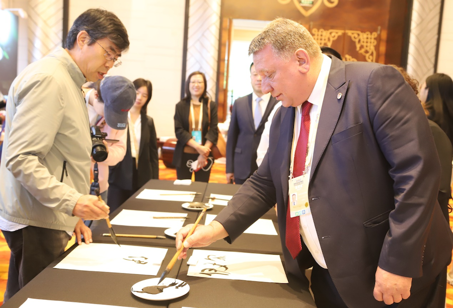 非遺、書法、文創(chuàng)齊亮相！2025年國家重要橋頭堡智庫論壇讓中外嘉賓讀懂北疆文化