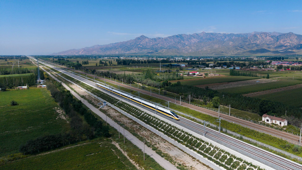 1766579309108242.jpg 圖為綜合檢測列車正在包銀高鐵包惠段進(jìn)行拉通試驗(yàn)(楊睿迪攝)1.jpg