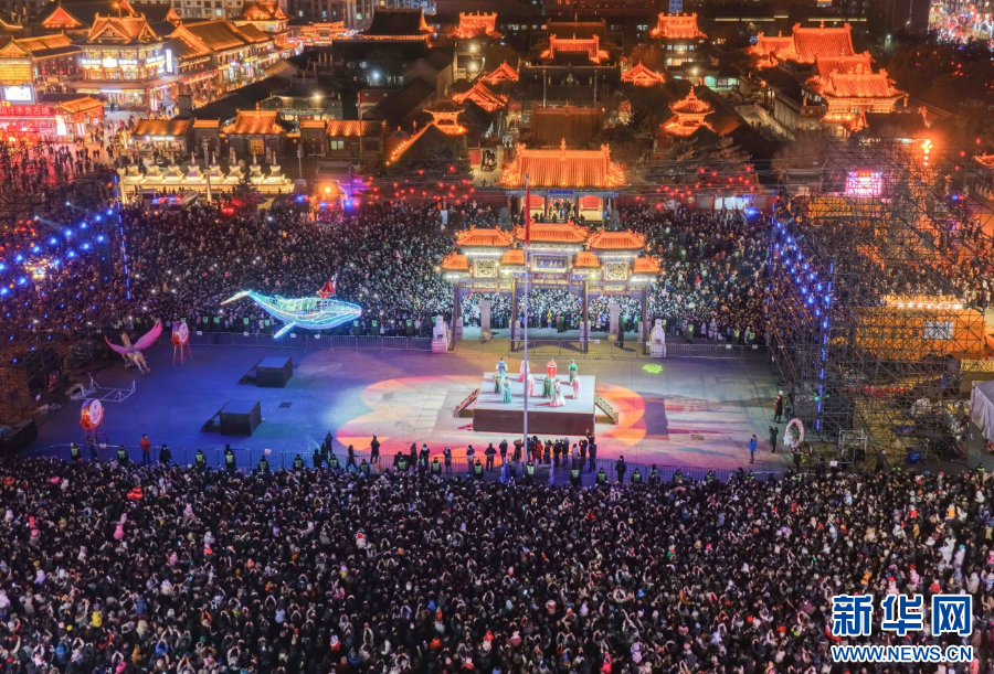 2025年12月31日晚，呼和浩特市玉泉區(qū)塞上老街旅游休閑街區(qū)跨年夜活動(dòng)現(xiàn)場(chǎng)游人如織。新華網(wǎng)發(fā)（丁根厚 攝）.jpg