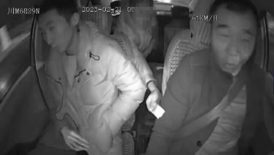 凌晨女子打車到江邊，并掏出百元大鈔給司機(jī)稱不用找了。資陽(yáng)公安供圖