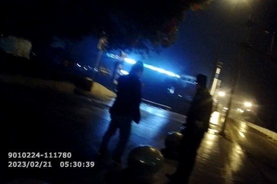 報(bào)警人唐師傅向民警講述情況 。資陽(yáng)公安供圖