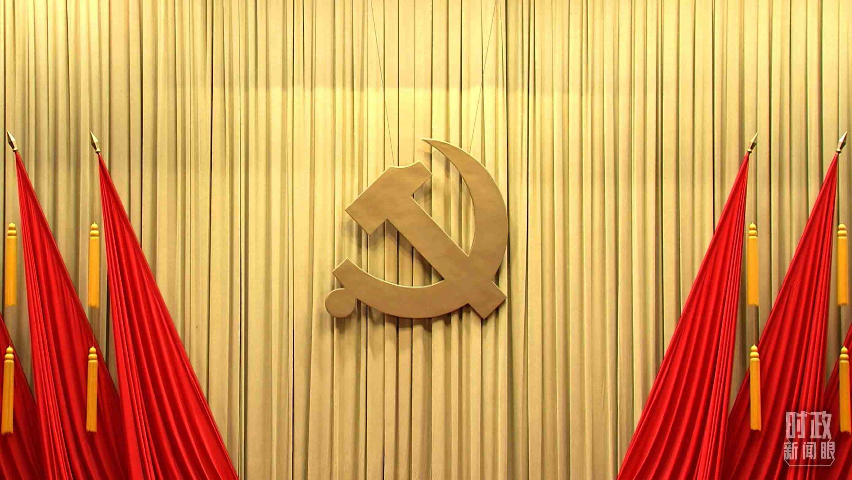 △會(huì)場(chǎng)上莊嚴(yán)的黨徽。（總臺(tái)央視記者郭鴻拍攝）