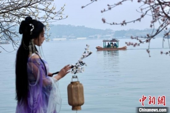 圖為游客在昆明湖畔游玩。<a target='_blank' data-cke-saved-href='/' href='/'><p align=