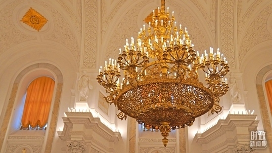 △喬治大廳內(nèi)燈光璀璨。（總臺(tái)國廣記者李晉拍攝）