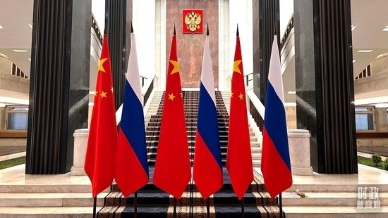 △習(xí)主席在這里同米舒斯京總理握手合影。（總臺(tái)央視記者程鋮拍攝）