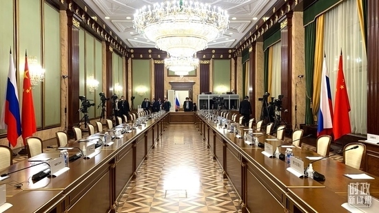 △俄羅斯聯(lián)邦政府大廈內(nèi)，習(xí)主席在這里會(huì)見俄羅斯總理米舒斯京。（總臺(tái)央視記者段德文拍攝）