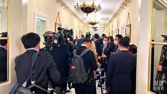  △等待進(jìn)入會(huì)場(chǎng)的新聞?dòng)浾邤D滿走廊。（總臺(tái)央視記者程鋮拍攝）