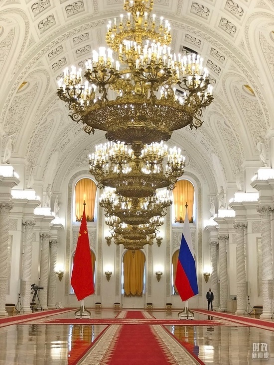 △克里姆林宮喬治大廳，習(xí)主席在這里同普京總統(tǒng)握手合影。（總臺(tái)央視記者石偉明拍攝）