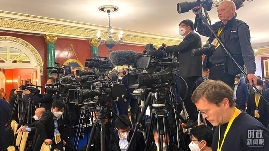 △等待中俄兩國元首共見記者的中外媒體同仁。（總臺(tái)央視記者段德文、李輝拍攝）