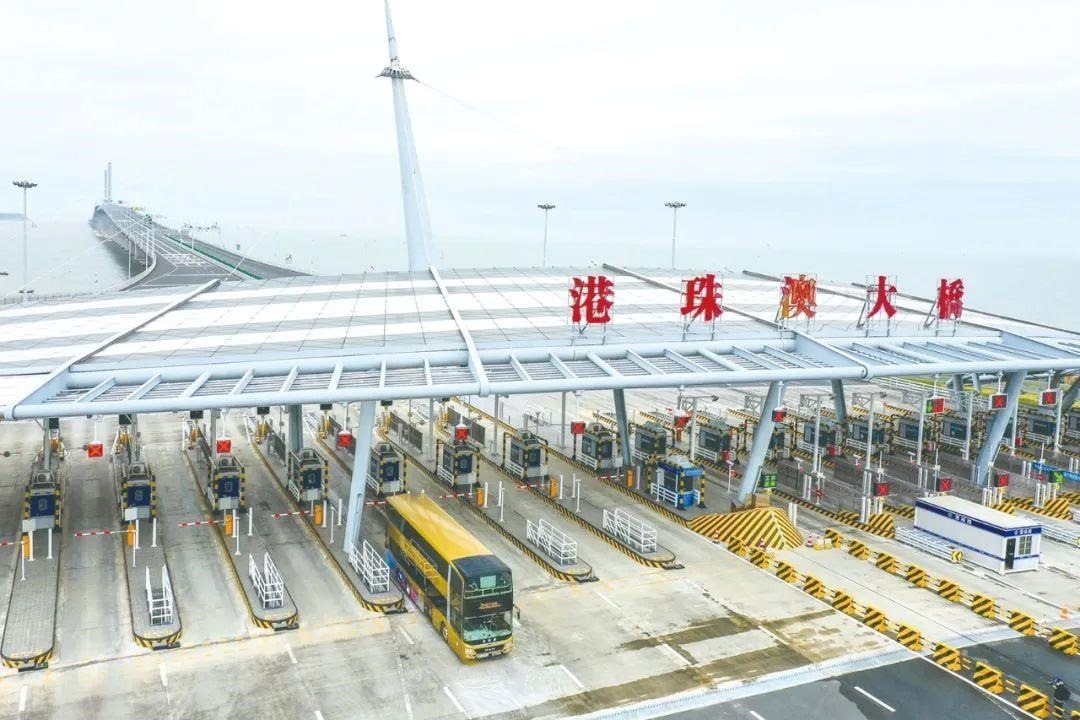 △一輛從香港開(kāi)往珠海的港珠澳大橋穿梭巴士入境珠海。