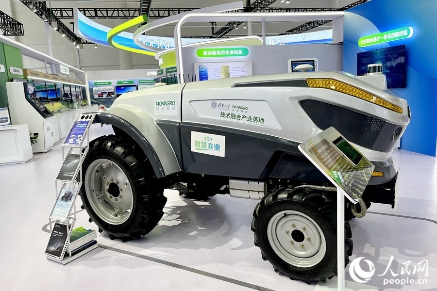 通過手機(jī)，就能指揮新能源無人駕駛拖拉機(jī)在田里作業(yè)。人民網(wǎng) 錢嘉禾攝