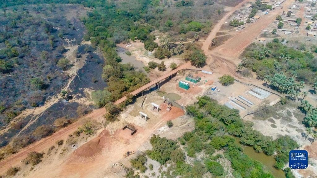 這是1月12日在科特迪瓦西北部奧迭內(nèi)省拍攝的北部公路項(xiàng)目施工現(xiàn)場（無人機(jī)照片）。新華社發(fā)（中國港灣工程有限責(zé)任公司供圖）