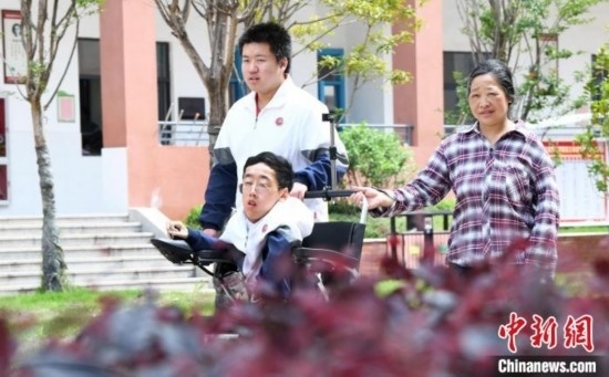 碰上天氣好，朱金祥就會利用休息時間，和鐘華強母親將其推出來賞賞花，曬曬太陽，呼吸一下外面的新鮮空氣。 卓忠偉 攝