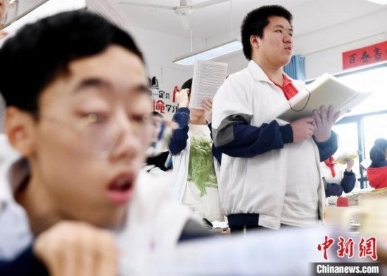 朱金祥(右)和鐘華強(左)正在加緊復(fù)習(xí)迎接高考。 卓忠偉 攝