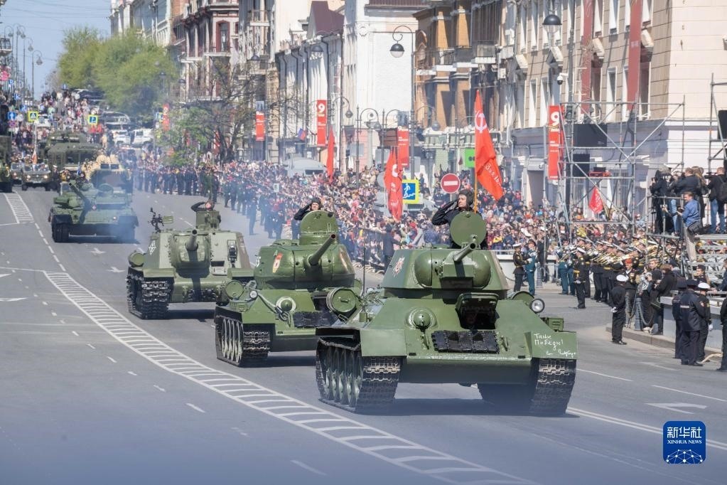 5月9日，在俄羅斯符拉迪沃斯托克市，坦克編隊(duì)參加閱兵式。新華社發(fā)（郭飛洲攝）