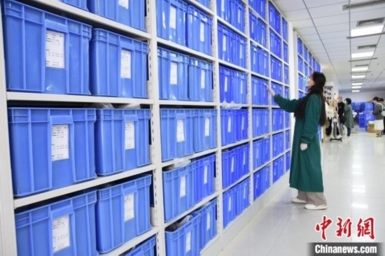 圖為鄭州大學(xué)人骨考古實(shí)驗(yàn)室內(nèi)的骨骼標(biāo)本庫(kù)。王宇 攝