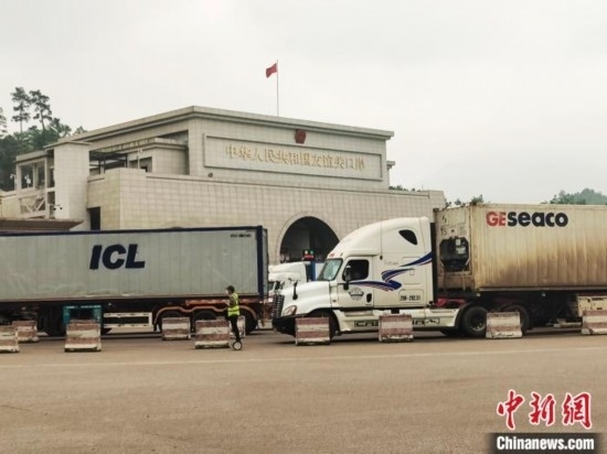 近日，位于中越邊境廣西憑祥市的友誼關(guān)口岸車水馬龍，裝載著東盟水果的跨境車輛來往不斷。黃艷梅 攝
