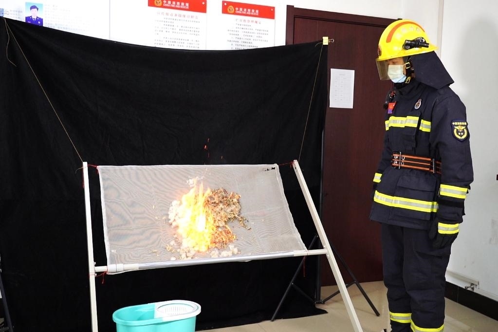 消防員在展示柳絮點燃實驗。 張少欣 攝