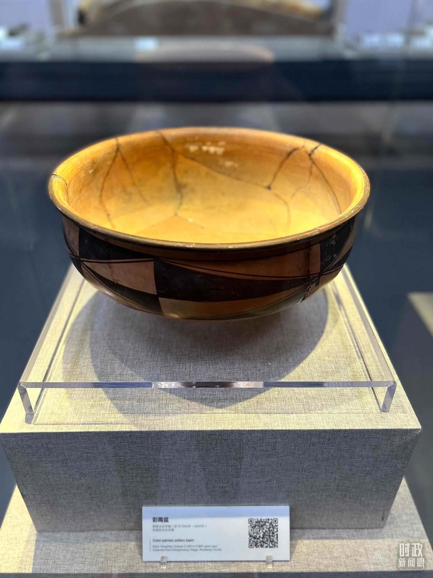 △運(yùn)城博物館內(nèi)展出的仰韶文化早期的彩陶盆。（總臺(tái)央視記者邢彬拍攝）