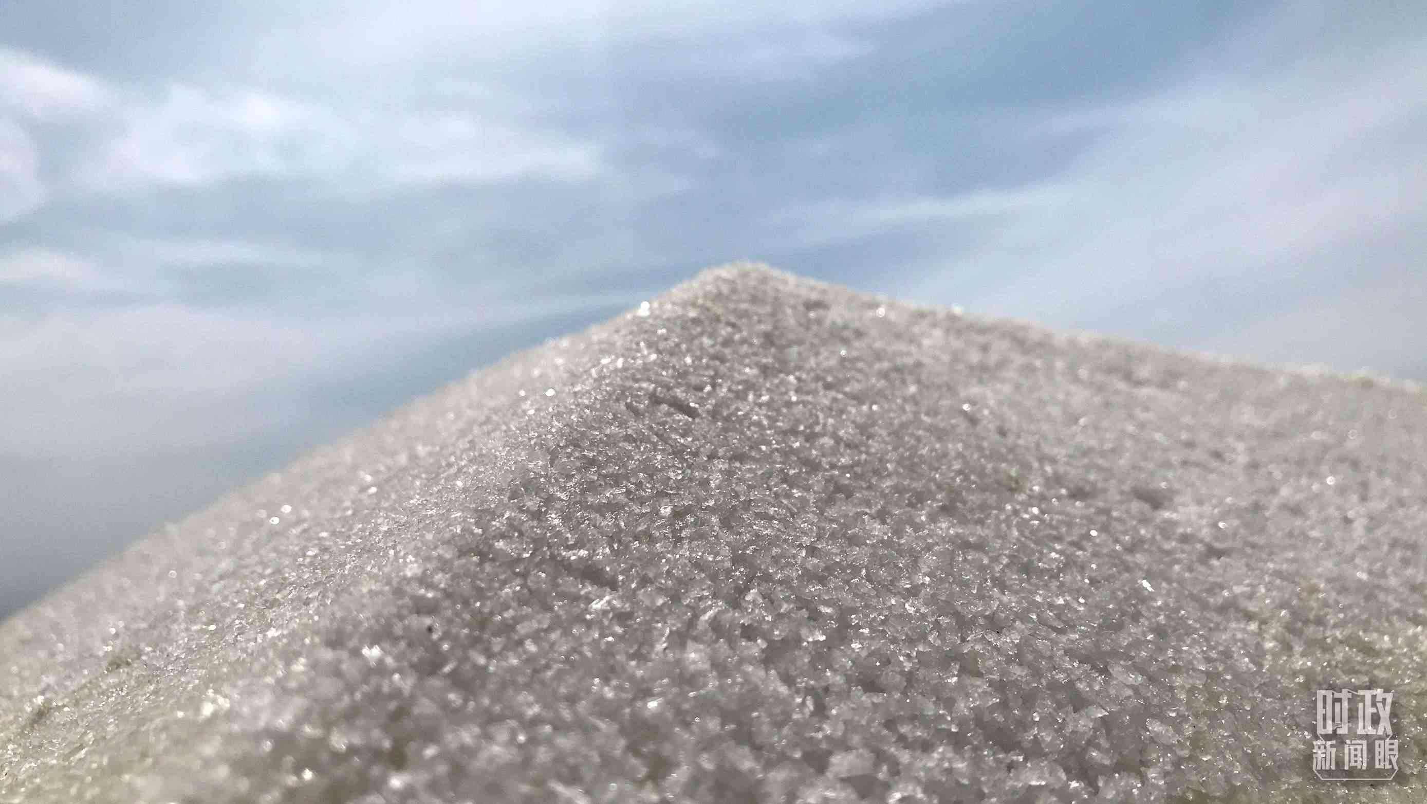 △鹽湖出產(chǎn)的河?xùn)|大鹽。（總臺(tái)央視記者石偉明拍攝）