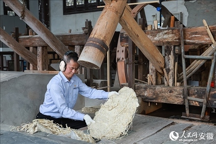 宣紙制作工藝——制簾。人民網(wǎng)記者 張俊攝