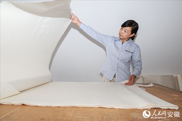 制簾需要將蔑條通過專門的小孔磨細。人民網(wǎng)記者 張俊攝