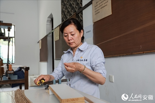 撈紙需要兩位師傅默契配合。人民網(wǎng)記者 張俊攝