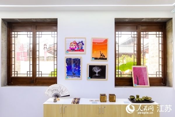 “棲棲小店”的文創(chuàng)產(chǎn)品展示廳。人民網(wǎng)記者 馬曉波攝