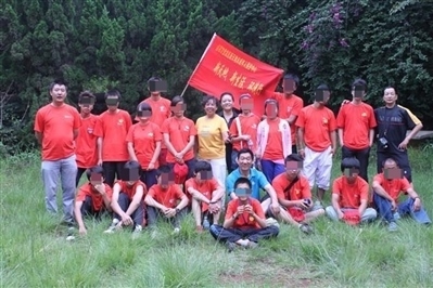 項目辦開展活動合影，喬海云（后排中，黑衣）和張月如（后排右一）