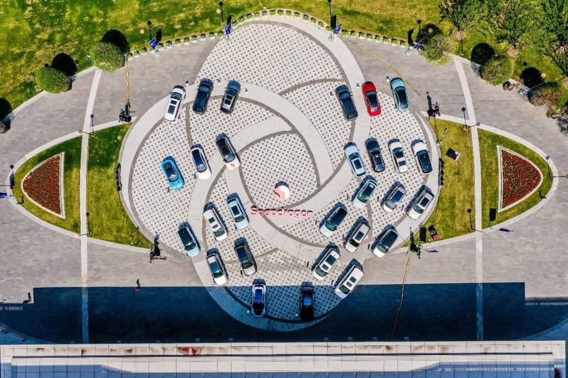 峰會戶外整車展示區(qū)俯瞰圖。（受訪者供圖）