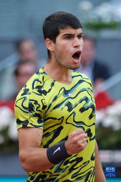 5月7日，阿爾卡拉斯在比賽中慶祝得分。當日，在西班牙馬德里網(wǎng)球公開賽男單決賽中，西班牙選手阿爾卡拉斯以2比1戰(zhàn)勝德國選手施特魯夫，奪得冠軍。新華社記者 孟鼎博 攝