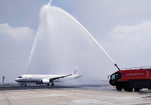 C919穿過象征民航最高禮儀的“水門”。東航供圖